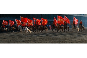 “唱着刀歌游新疆”—这些天，全国游客在这里欢聚