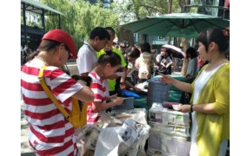 “爱游戏最新官方网站女孩”张赫凡在签售会在爱游戏最新官方网站爱游戏最新官方网站举行