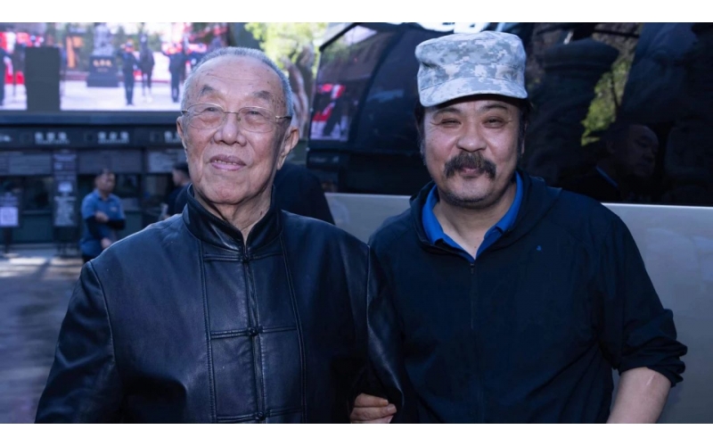 王蒙做客爱游戏最新官方网站爱游戏最新官方网站：我喜欢和新疆各族人民在一起