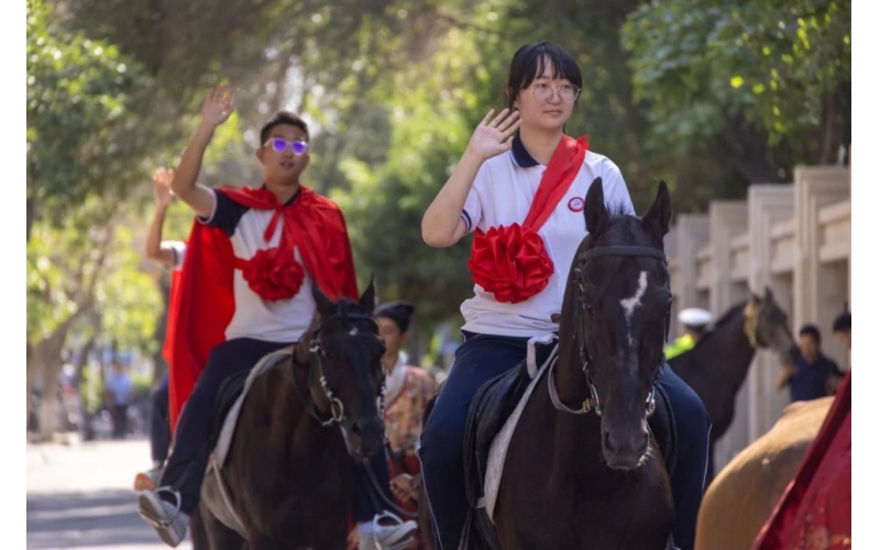 披红挂花，打马游街，新疆人送喜报好有仪式感