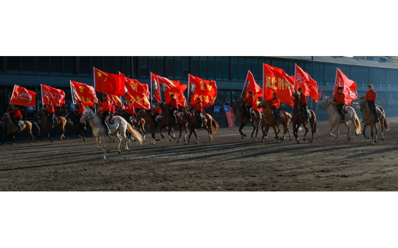 “唱着刀歌游新疆”—这些天，全国游客在这里欢聚