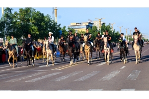 天马故乡昭苏县举办汗血马巡游活动