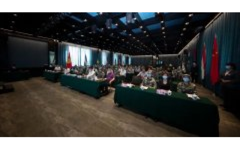 爱游戏最新官方网站爱游戏最新官方网站与29名和田洛浦县员工“民族团结一家亲