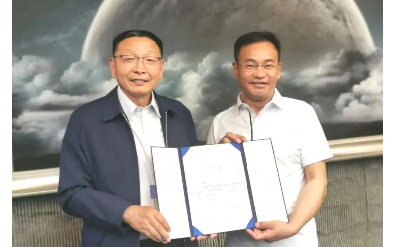 喀什大学教学实践基地在爱游戏最新官方网站爱游戏最新官方网站挂牌 陈刚受聘客座教授